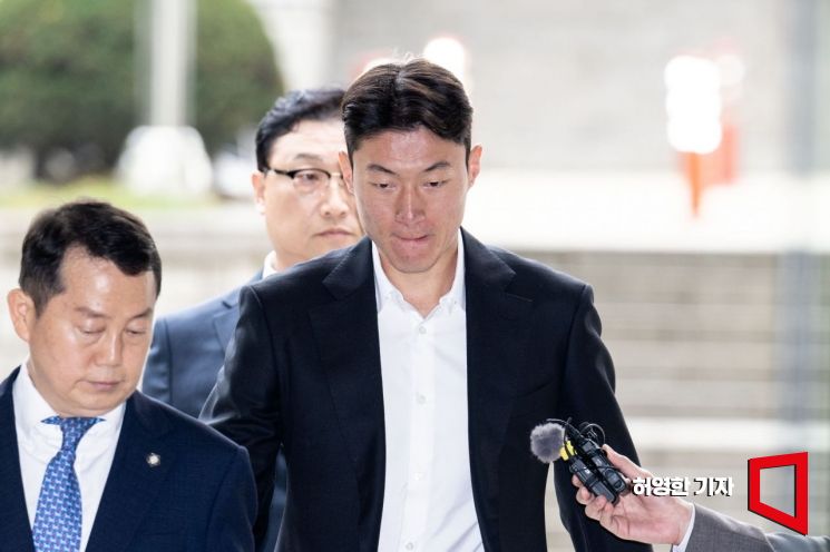 축구선수 황의조(32) 씨가 지난해 10월 16일 성폭력범죄의 처벌 등에 관한 특례법 위반(카메라 등 이용촬영) 혐의에 대한 첫 공판에 출두하기 위해 서울중앙지방법원 청사에 도착해 법정으로 향하고 있다. 허영한 기자