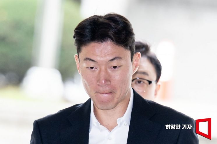 축구선수 황의조(32)씨가 16일 성폭력범죄의 처벌 등에 관한 특례법 위반(카메라 등 이용촬영) 혐의에 대한 첫 공판에 출두하기 위해 서울중앙지방법원 청사에 도착해 법정으로 향하고 있다. 2024.10.16 사진=허영한 기자 younghan@
