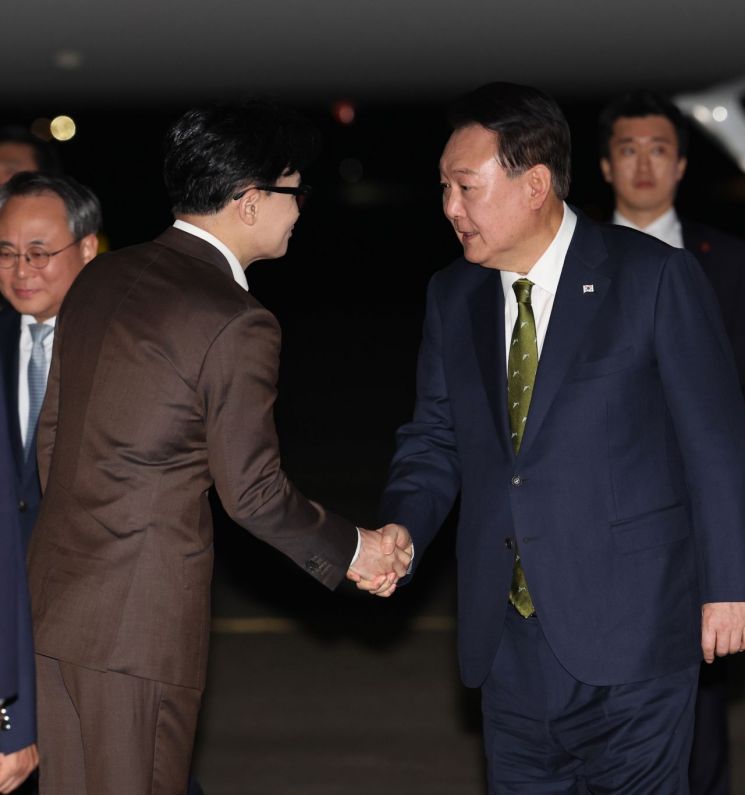 윤석열 대통령이 지난 11일 성남 서울공항에서 필리핀, 싱가포르 국빈 방문 및 라오스 아세안 +3 회의를 마치고 귀국하며 한동훈 국민의힘 대표와 인사하고 있다. [이미지출처=연합뉴스]