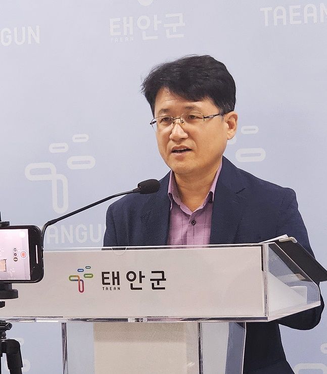 16일 충남 태안군청 브리핑실에서 정례브리핑 중인 이호철 도시교통과장. / 태안=최병민 기자