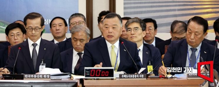 유병태 주택도시보증공사 사장이 2023년 국회 국토교통위원회에서 열린 한국부동산원, 주택도시보증공사 등의 국정감사에서 의원의 질의에 답변하고 있다. 사진=김현민 기자 kimhyun81@
