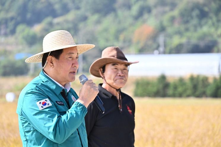 16일 진행된 평창군 친환경 벼 생산 단지 친환경 벼 시범포 수확 행사에서 심재국 평창군수가 “앞으로도 친환경 쌀 재배 농가 지원을 아끼지 않겠다”라는 뜻을 밝히고 있다.＜사진 제공=평창군청＞