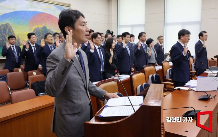 [포토] 국감 선서하는 이복현 금감원장