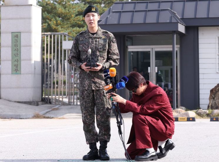 "충성!" BTS 제이홉 전역 "큰 응원과 사랑에 감사"…맏형 진과 포옹