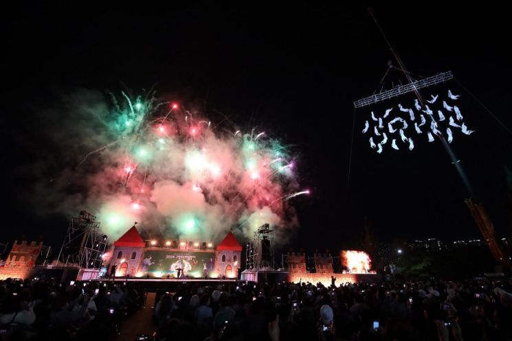 ‘2024 고양호수예술축제(Goyang Street Arts Festival 2024)’에서 펼쳐진 불꽃드론쇼. ＜사진=고양시＞