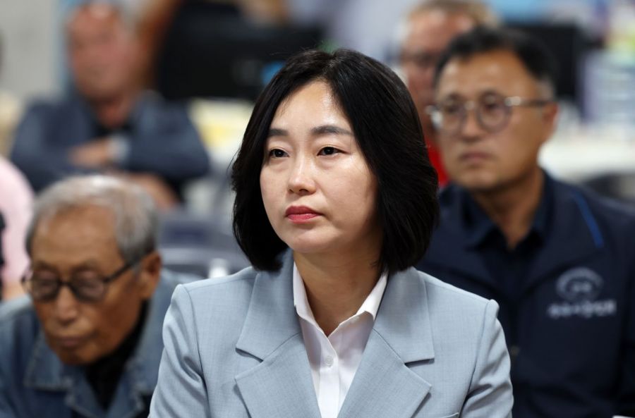 10ㆍ16 재ㆍ보궐선거가 실시된 16일 진보당 김재연 대표가 전남 영광군 영광읍 이석하 후보 선거사무소에서 개표 상황을 지켜보고 있다. [이미지출처=연합뉴스]