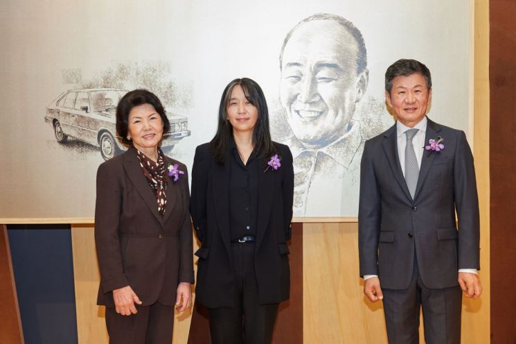 한강 작가가 17일 서울 강남구 아이파크타워 포니정홀에서 열린 제18회 포니정 혁신상 시상식 수상자로 참석해 기념사진 촬영을 하고있다. 시상식에는 한강 작가를 비롯해 재단 이사장인 정몽규 HDC 회장, 고(故) 정세영 현대산업개발 명예회장의 부인 박영자 씨 등이 참석했다. 사진=사진공동취재단