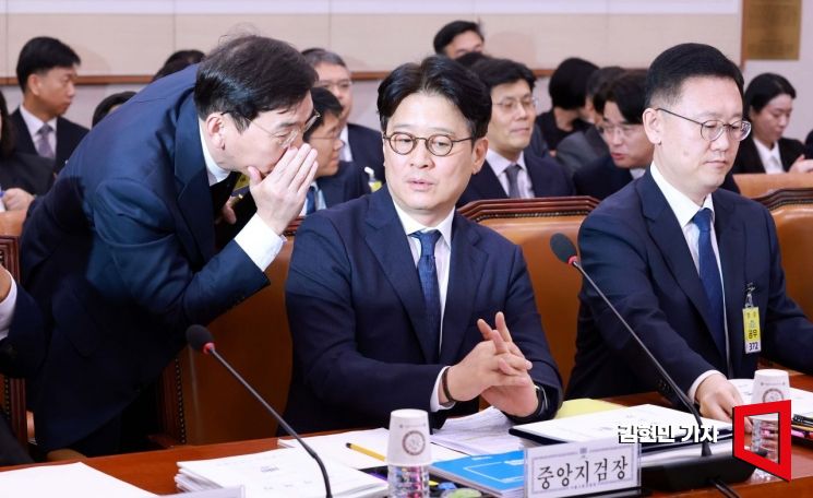 [포토] 조상원 4차장과 대화하는 이창수 중앙지검장