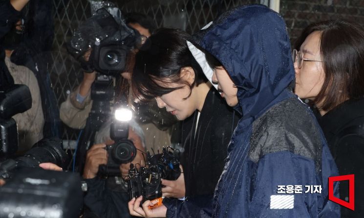 [포토] 경찰 출석하며 고개 숙인 문다혜