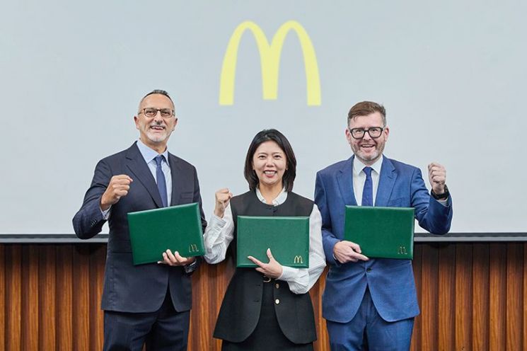 한국맥도날드는 지난달 30일 카타르 카말 알 마나(Kamal Al Mana)’와 전략적 파트너십을 체결했다. (왼쪽부터) 카말 알 마나 한국맥도날드 전략적 파트너, 김기원 대표, 스탠 헤이튼스 글로벌 맥도날드 아시아 사업부 사장.