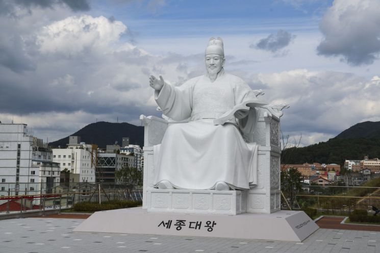 김영원 작가가 기증한 광화문광장 세종대왕 동상의 원형이 제105회 전국체전을 맞아 김해시립영원미술관 특별전에서 공개됐다. [사진제공=김해시청]