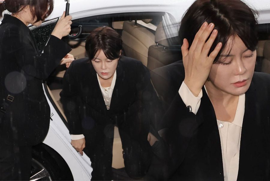 문씨의 출석 모습을 두고 누리꾼들 사이에서 '우산 의전' 논란이 불거지기도 했다. 사진=조용준 기자