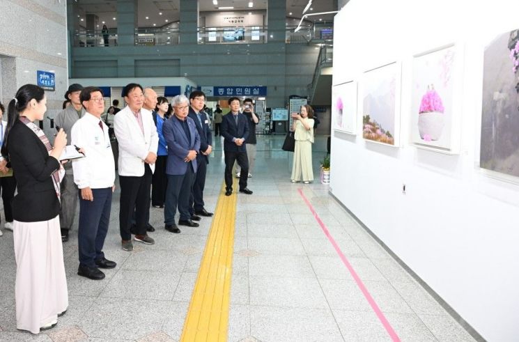 정종복 기장군수 등 관계자들이 군청사 내 ‘기장군청 아트갤러리’ 개관식을 갖고 작품을 감상하고 있다.