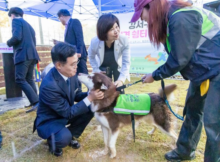 “비와도 참을 수 없는 반려견 산책”…강서구, 반려견 쉼터 오늘 개장