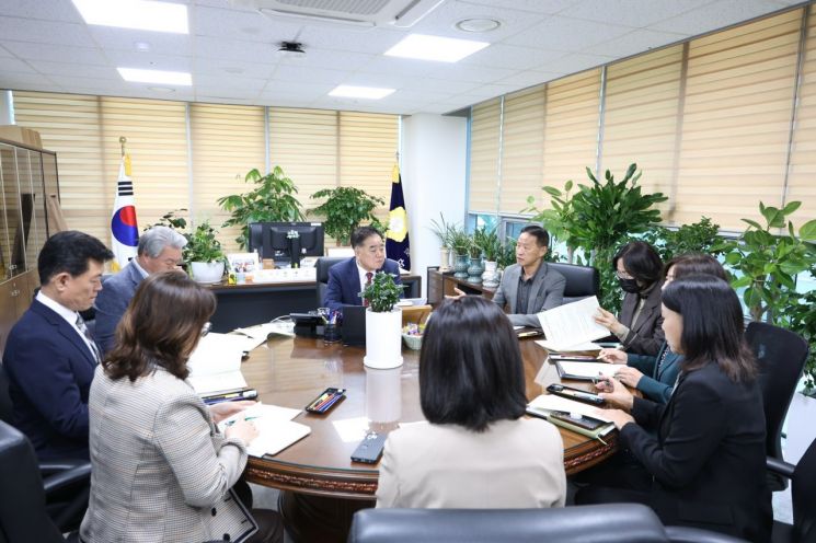 엄의식 구로구 구청장 권한대행이 18일 구로구의회를 찾아 구정 협조를 구해 좋은 평가를 받았다.