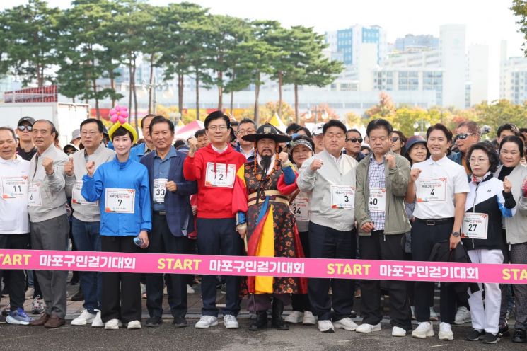 박강수 마포구청장 새우젓 축제 마포구민 걷기대회 주민 격려