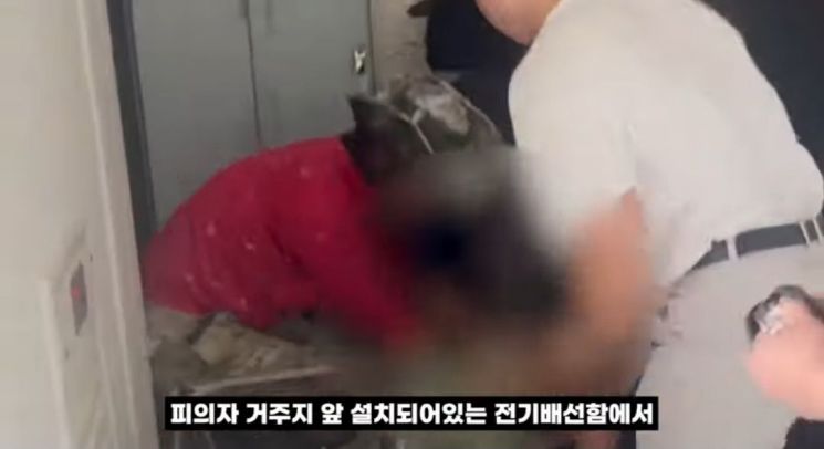 집 앞 전기배선함 열었다가 '화들짝'…옷 벗고 잠들어있던 마약범 검거