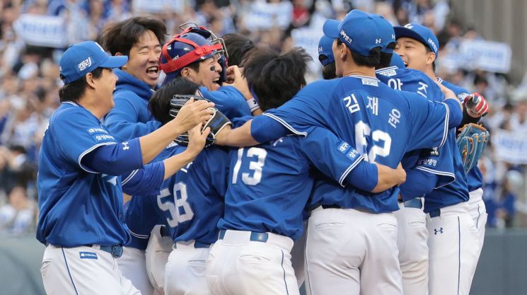 삼성 라이온즈 선수들이 19일 서울 잠실야구장에서 열린 2024 신한 SOL뱅크 KBO 포스트시즌 플레이오프 4차전에서 LG 트윈스를 1-0으로 제압, 한국시리즈 진출을 확정한 뒤 기뻐하고 있다.    [사진 제공= 연합뉴스]