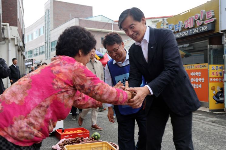 조국 조국혁신당 대표가 19일 오전 전남 곡성군 옥과면 거리에서 10·16 재보궐선거 당시 지지를 보내 준 주민들에게 인사하고 있다. [사진출처=연합뉴스]