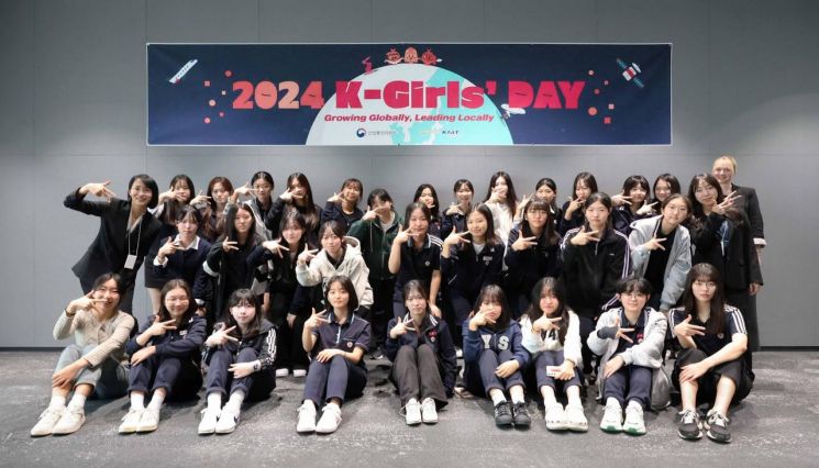 삼진제약 마곡연구센터에서 진행된 K-걸스데이 행사 참가자들이 기념촬영을 하고 있다.[사진제공=삼진제약]
