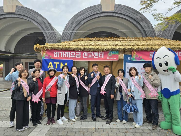 여주시가 지난 18일 여주 오곡나루 축제장에서 바가지요금 근절을 위해 민관합동 지도·점검과 바가지요금 근절 캠페인을 진행하고 있다. ＜사진=여주시＞