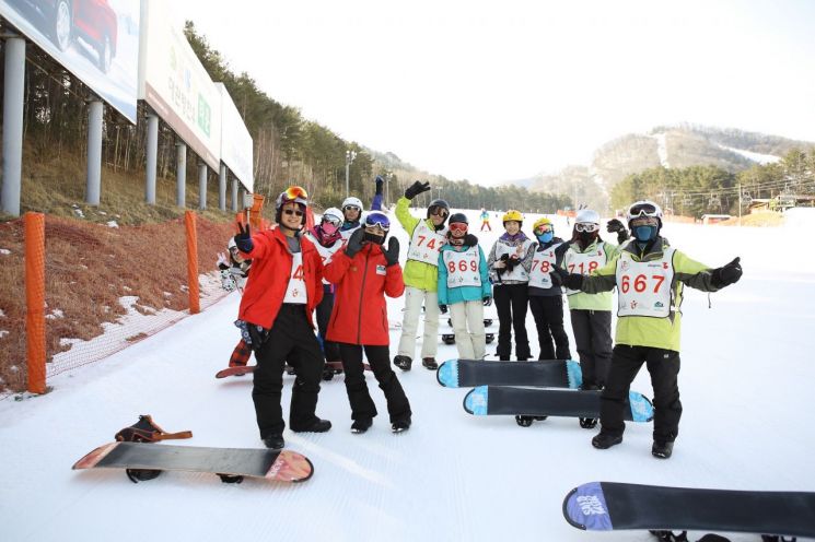 겨울철 스키 관광을 온 중국 관광객들이 강원도 한 스키장에서 즐거운 시간을 보내고 있다.＜사진 제공=강원특별자치도청＞