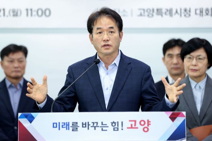 이동환 고양특례시장은 21일 긴급 기자회견을 열어 지난 5월 고양시와 시의회 간 약속한 ‘상생협약’의 이행을 강력히 촉구하고 있다. ＜사진=고양시＞