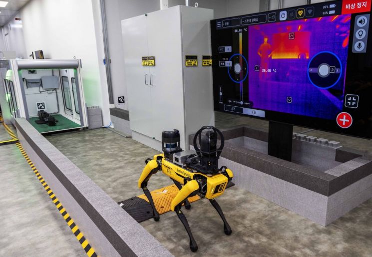 보스턴 다이내믹스의 4족보행 로봇 스팟이 공장 내 설비점검 상황을 시연하고 있다. 사람이 접근하기 어려운 공간이나 야간시간대에 활용도가 높을 것으로 보고 다양한 용도에 맞춰 개발하고 있다.[사진제공:현대차그룹]