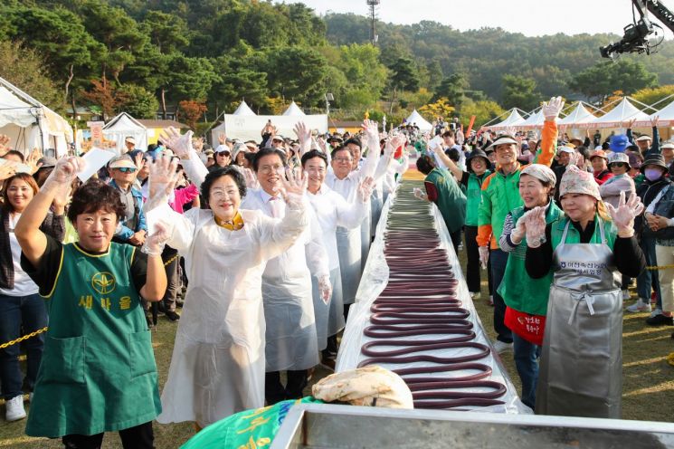 이천농업테마공원에서 열린 이천쌀문화축제에서 김경희 이천시장 등 참가자들이 600m 가래떡 만들기 행사를 하고 있다. [사진제공=이천시]