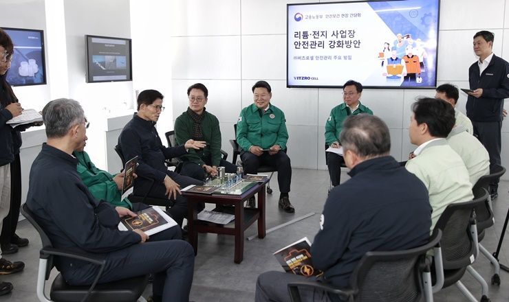 21일 합동 점검에 나선 김문수 고용노동부 장관과 전형식 충남도 정무부지사, 오성환 당진시장등이, 장승국 ㈜비츠로셀 대표이사 등과 함께 대화를 하고 있다. /당진시