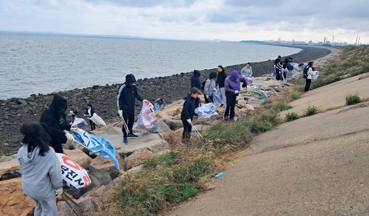 당진환경운동연합 주관으로 지난 19일 당진 석문방조제에서 열린 해변 환경정화활동 모습. /당진환경운동연합