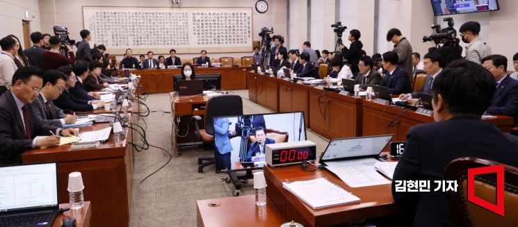 김건희 여사의 '공천개입 의혹'을 제기한 강혜경 씨(맨 왼쪽)가 21일 국회에서 열린 법제사법위원회의 대검찰청 대상 국정감사에 증인으로 출석하고 있다. 사진=김현민 가자