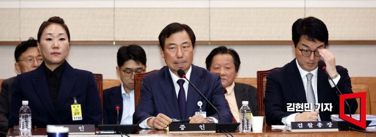 윤재순 전 대통령실 총무비서관(가운데)이 지난달 21일 국회에서 열린 법제사법위원회의 대검찰청 대상 국정감사에 증인으로 출석하고 있다. 왼쪽부터 강혜경 씨, 윤재순 대통령실 총무비서관, 심우정 검찰총장. 사진=김현민 가자