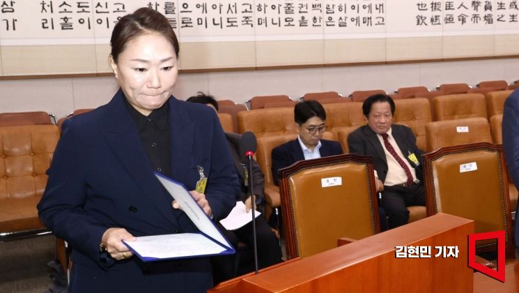 김건희 여사의 '공천개입 의혹'을 제기한 강혜경 씨가 21일 국회에서 열린 법제사법위원회의 대검찰청 대상 국정감사에서 증인 선서를 하고 있다. 사진=김현민 기자