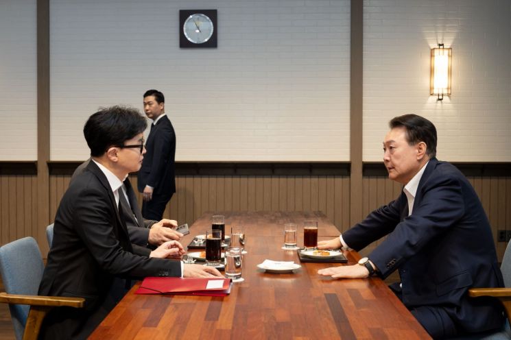 대통령실, 한동훈 겨냥 "어떤게 왜곡인가…의전 홀대도 없었다"