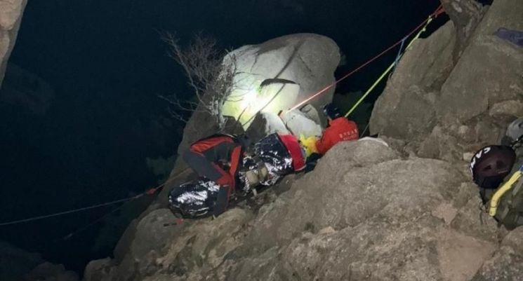 헬기 못 뜨자 북한산서 함께 밤샌 119대원들…낙상 등산객 구했다