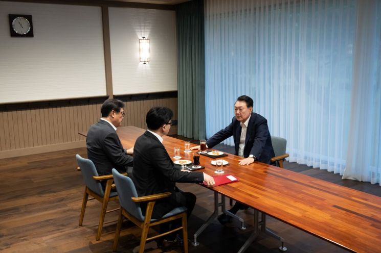 尹의 韓 박절에 친한계 '부글'…"의견개진 안되는 권한, 절대왕정 때나 가능"