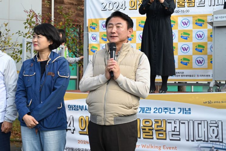 김동근 의정부시장이 지난 19일 낙양물사랑공원에서 열린 ‘2024 어울림 걷기대회’에서 인사말을 하고 있다. ＜사진=의정부시＞