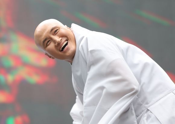 코미디언 윤성호가 지난 5월24일 서울 강남구 삼성전자 사옥 앞에서 열린 ‘전국삼성전자노조 문화 행사’에서 공연을 선보이고 있다. [이미지출처=연합뉴스]