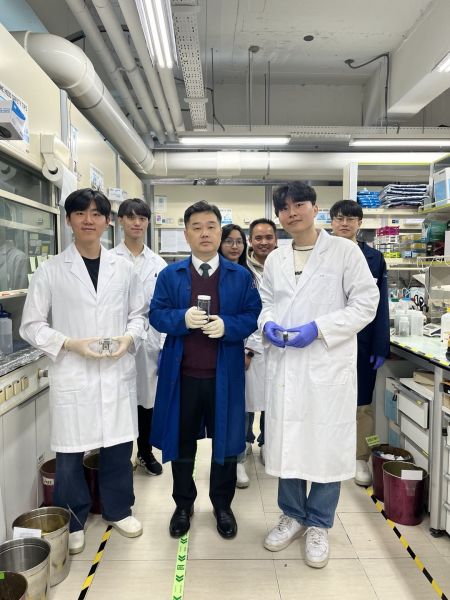 (앞줄 왼쪽부터) 김동원 박사과정, 강정구 교수, 김지훈 석사과정. KAIST 제공
