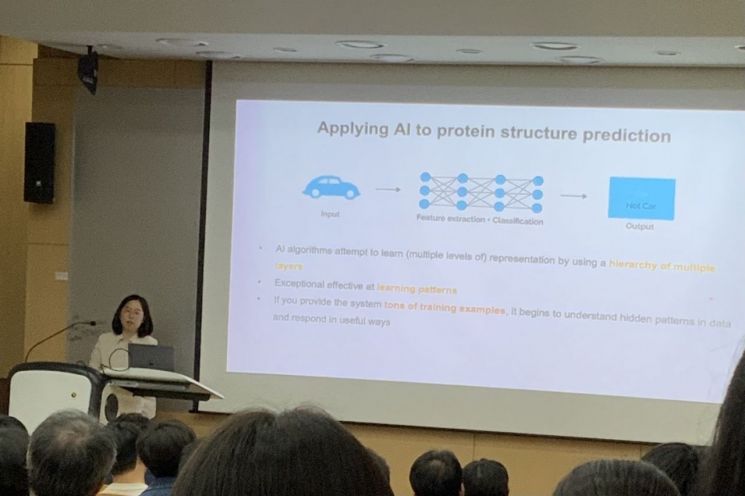 백민경 서울대 교수가 21일 서울대 유전공학연구소에서 열린 바이오인공지능연구단 월례세미나에서 강연하고 있다. 사진=백종민 기자.