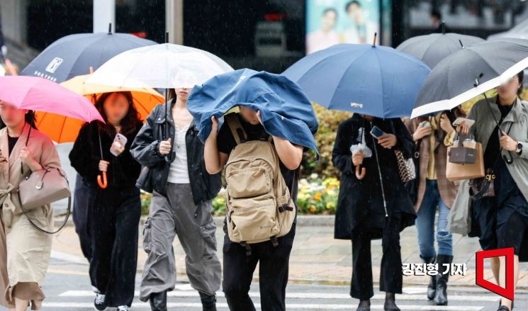 서울 강남구 봉은사로에서 직장인들이 우산을 쓰고 출근길에 오르고 있다. 사진=강진형 기자