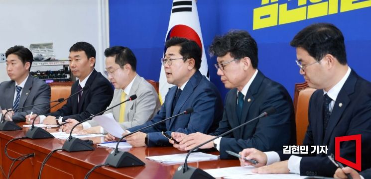 박찬대 더불어민주당 원내대표가 22일 국회에서 열린 국정감사대책회의에서 발언하고 있다. 박 원내대표 오른쪽에는 진성준 정책위의장이 참석했다. 사진=김현민 기자