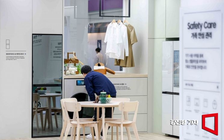 22일 서울 강남구 코엑스에서 열린 '2024 한국전자전'에 삼성전자 AI 가전제품으로 꾸며진 주방이 전시돼 있다. 사진=강진형 기자
