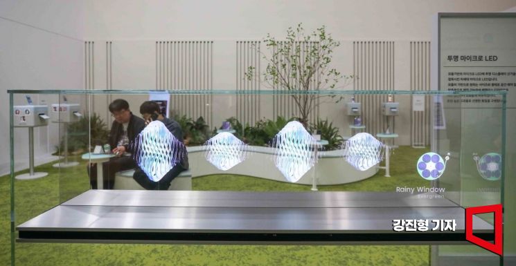 22일 서울 강남구 코엑스에서 열린 '2024 한국전자전'에 삼성전자 투명마이크로LED가 전시돼 있다. 사진=강진형 기자