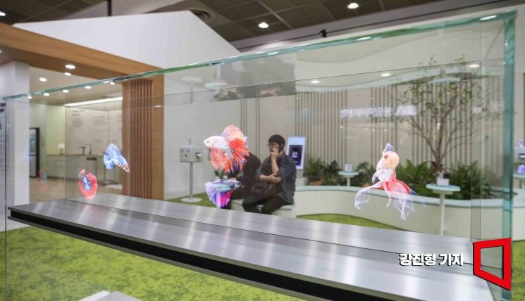 22일 서울 강남구 코엑스에서 열린 '2024 한국전자전'에 삼성전자 투명마이크로LED가 전시돼 있다. 사진=강진형 기자