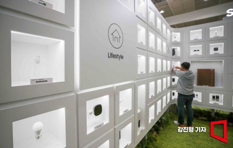 22일 서울 강남구 코엑스에서 열린 '2024 한국전자전'에 삼성전자 스마트싱스 제휴사 제품이 전시돼 있다. 사진=강진형 기자