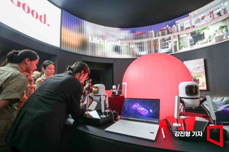 22일 서울 강남구 코엑스에서 열린 '2024 한국전자전'에 LG전자 AI 가전제품으로 꾸며진 전시장이 공개되고 있다. 사진=강진형 기자