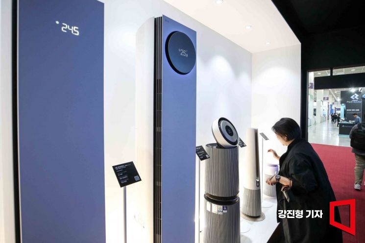 22일 서울 강남구 코엑스에서 열린 '2024 한국전자전'에 LG전자 AI 가전제품이 전시돼 있다. 사진=강진형 기자