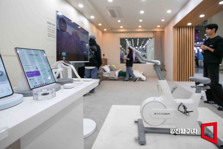 22일 서울 강남구 코엑스에서 열린 '2024 한국전자전'에 삼성전자 가전으로 꾸며진 AI 거실이 전시돼 있다. 사진=강진형 기자